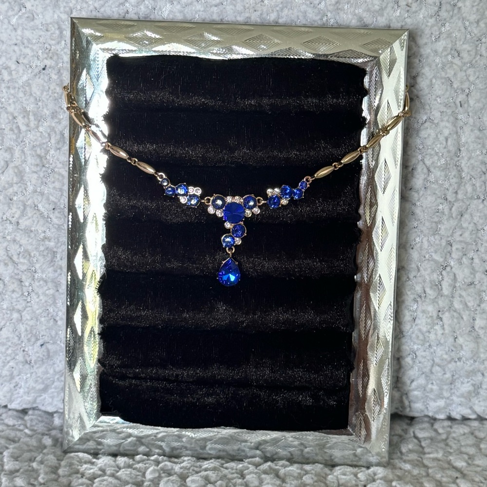 Elegant Blue and Gold Necklace!